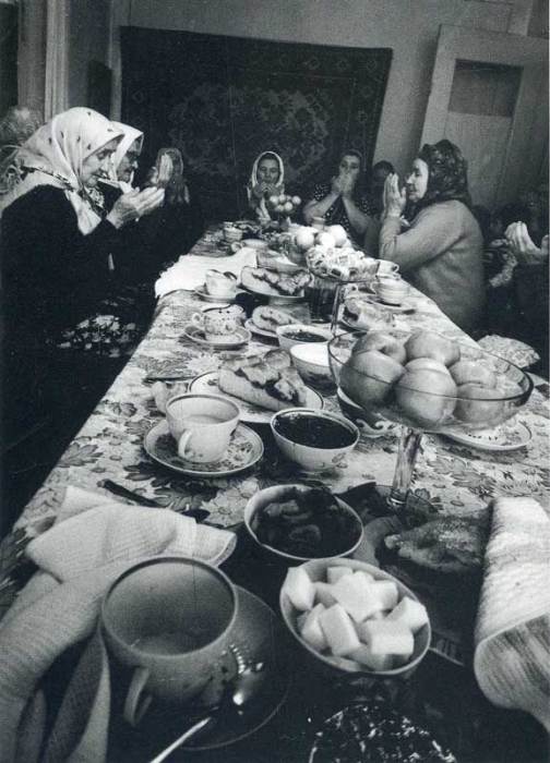  Обязательное праздничное застолье, которое следовало начинать вкушением яблок с медом. СССР, 1970-е годы.