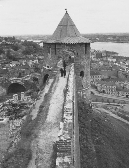Люди, гуляющие по крепостной стене в городе Горький. 1958 год.