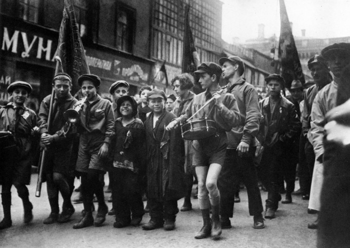 Подростки на праздновании Дня международной солидарности трудящихся. СССР, Москва, 1929 год.