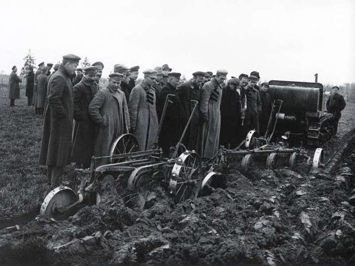 Испытание новой техники в сельскохозяйственной академии. СССР, Москва, 1924 год.