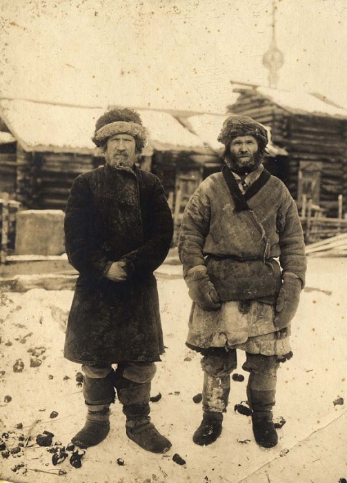 Пожилые крестьяне после службы. Деревня Ярки, Енисейский уезд, 1911 год.