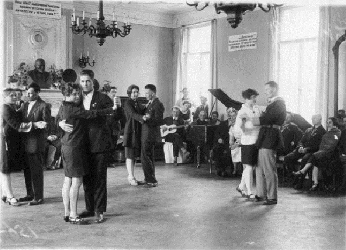 Комсомольские танцы в Александровском дворце. Ленинград, 1930 год.
