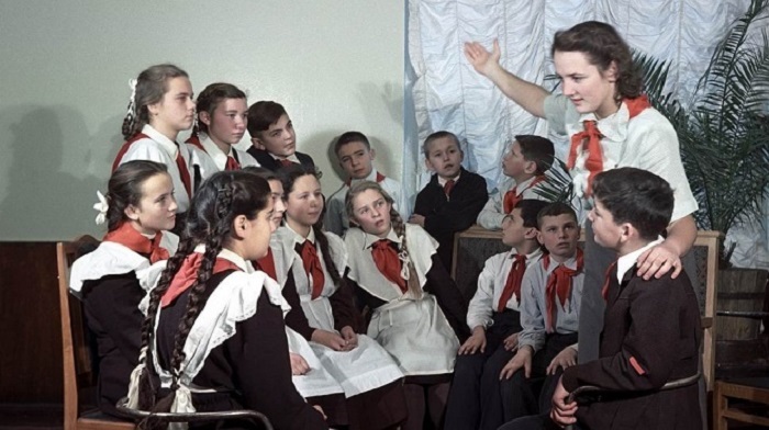 Пионервожатая рассказывает детям о Ленине в 1951 году.
