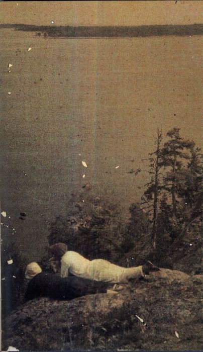 Анна Андреева на природе в 1911 году. 
