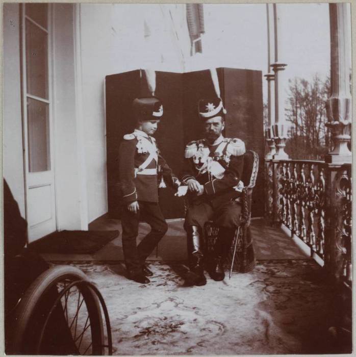 Цесаревич Алексей и Император Николай II на балконе Александровского дворца.