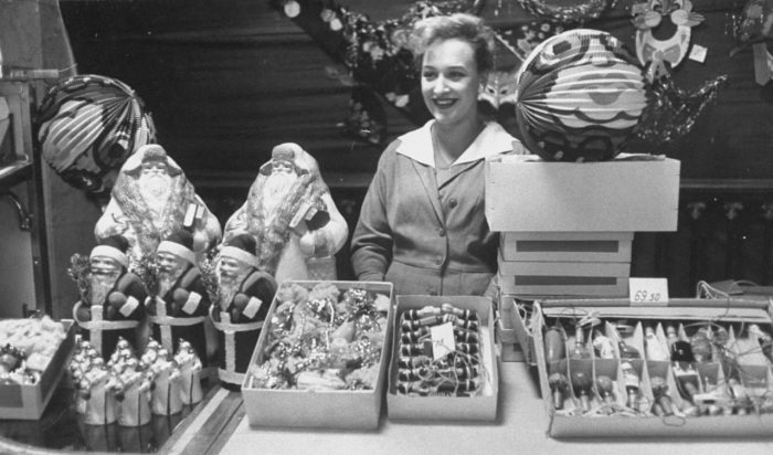 Игрушки в магазине Детский мир перед Новым 1960 годом.