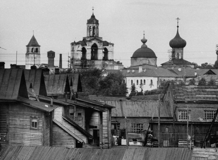 Трущобы и церковь в Казани. 1958 год.