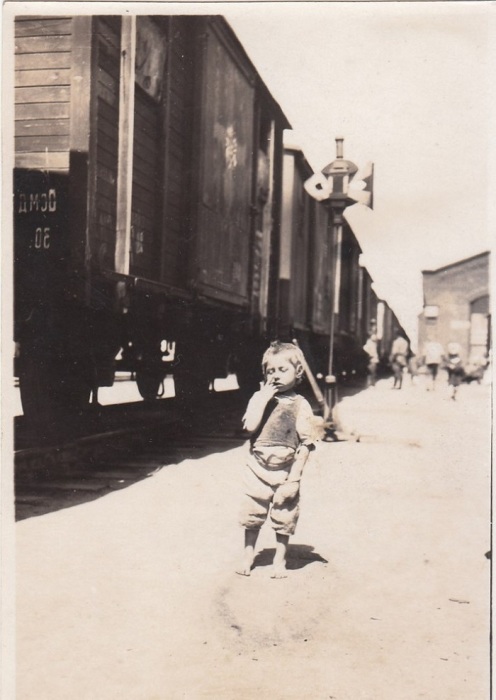 Ребенок на железнодорожной станции в 1921 году.