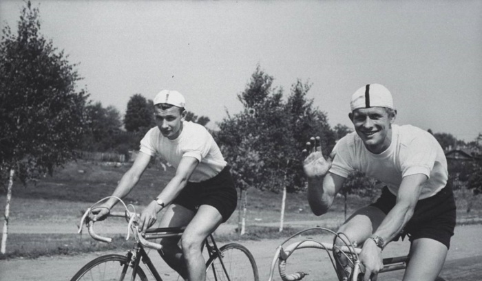 Любители велосипедисты, катающиеся по шоссе. СССР, 1960 год.