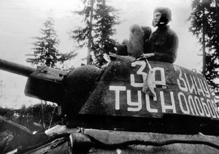 Советский средний танк периода Великой Отечественной войны.