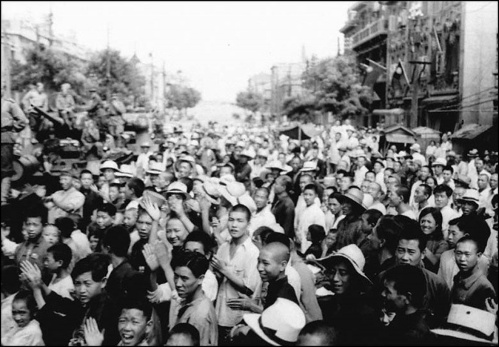 Китайское население приветствует советских танкистов, вступивших в город в сентябре 1945 года.