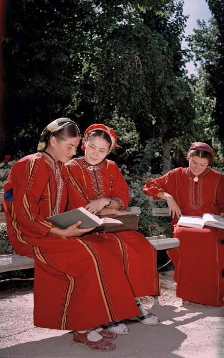 Студентки за учебниками в Туркмении. Фото: Semyon Osipovich Friedland.