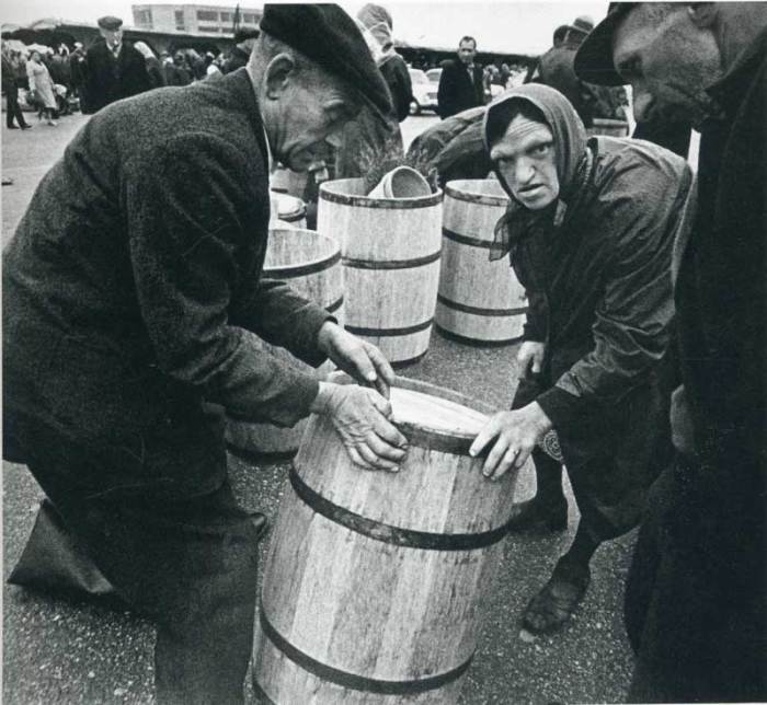 Покупка деревянной бочки на одном из советских базаров. СССР, 1960-е годы. 