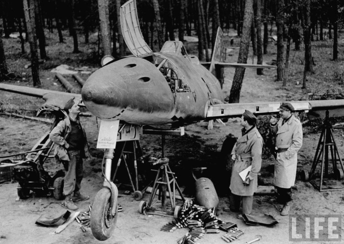 Армейские офицеры осматривают немецкий реактивный самолет, который был сбит на Франкфуртском аэродроме.