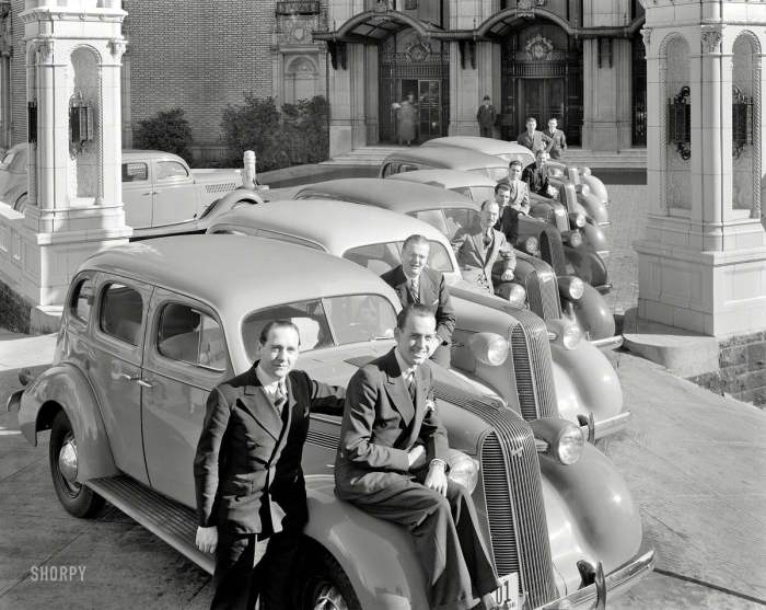 Автодилеры компании Pontiac в 1936 год. 