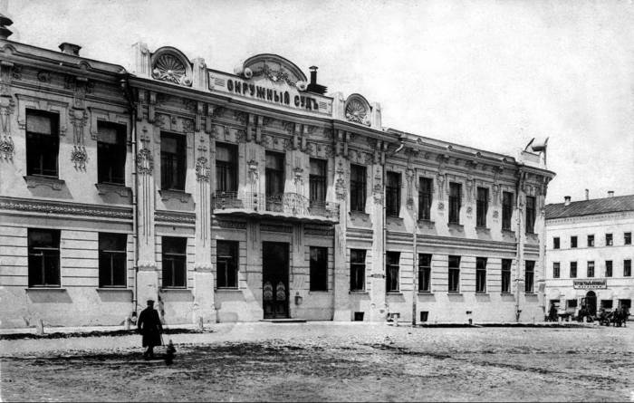 Здание Самарского окружного суда в Самаре на Алексеевской площади.  