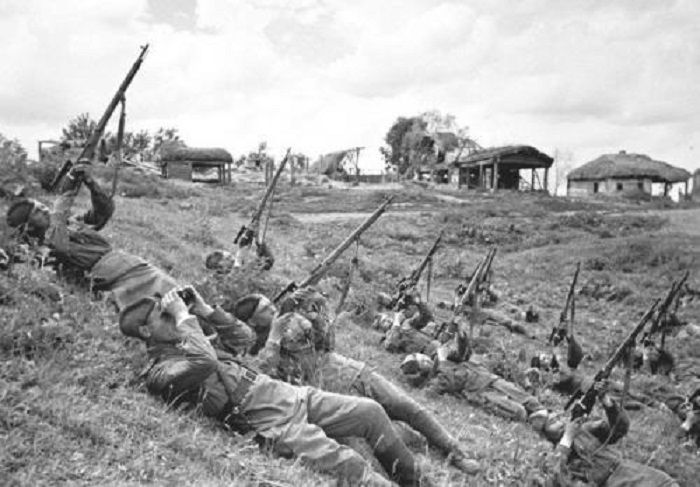 Снайперы ведут огонь по самолетам противника в 1943 году.