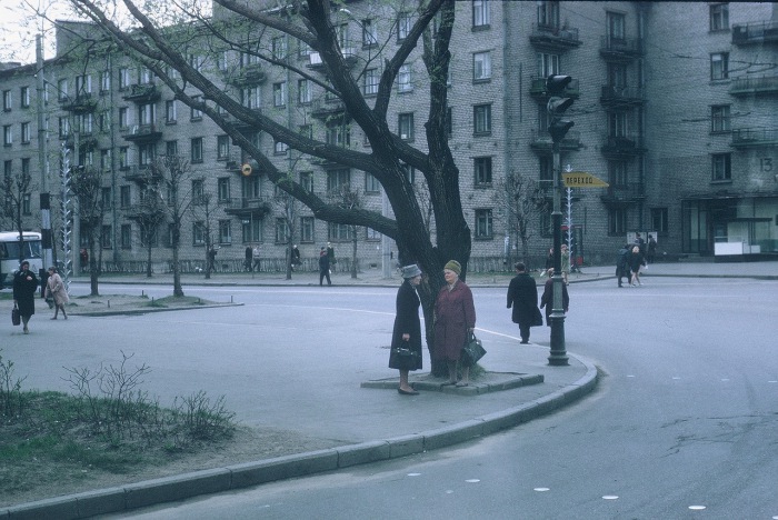 Женщины, беседующие на улице в Ленинграде. СССР, 1971 год.