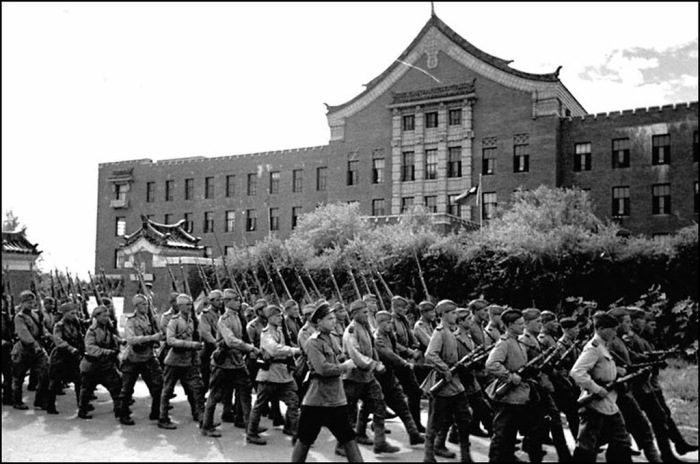 Советские войска проходят по улицам города Чень-Чунь. Маньчжурия, август 1945 года. 