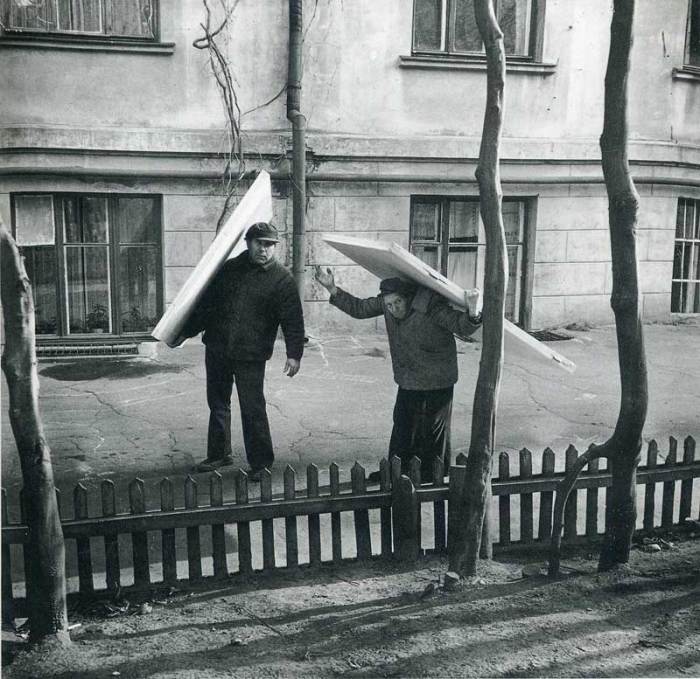 Уличная сцена в одном из центральных районов посёлка городского типа. СССР, 1960-е годы.