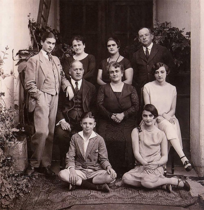 Магдалена Кармен Фрида Кало Кальдерон со своей семьей в 1924 году. 