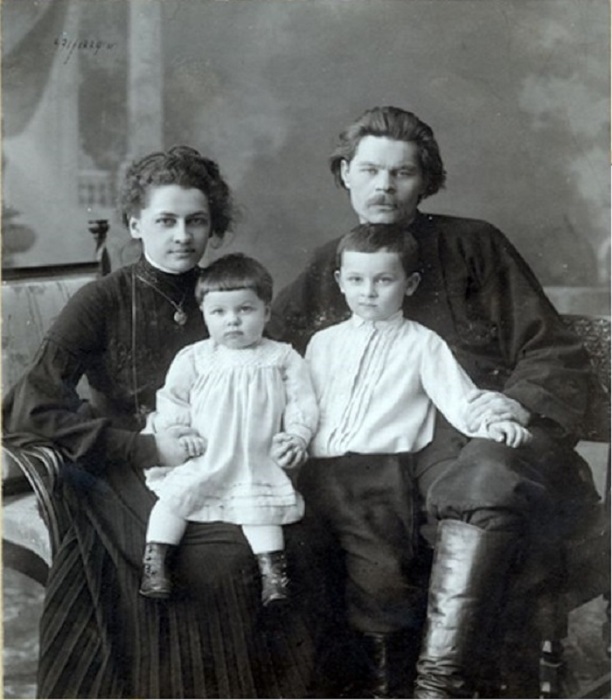 А.М Горький с семьей.