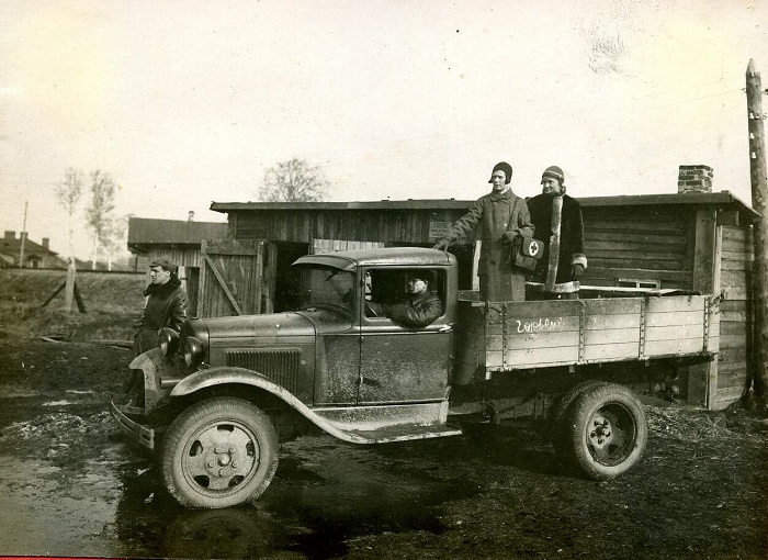 Санитарка в кузове КамАЗа на аэродроме. Гатчина, 1933 год. 