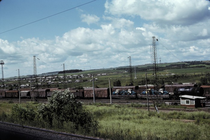 Товарный поезд с тракторами в Ачинске.