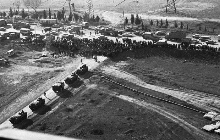 Толпа блокирует проход советских танков на дороге, 22 января 1990 года.