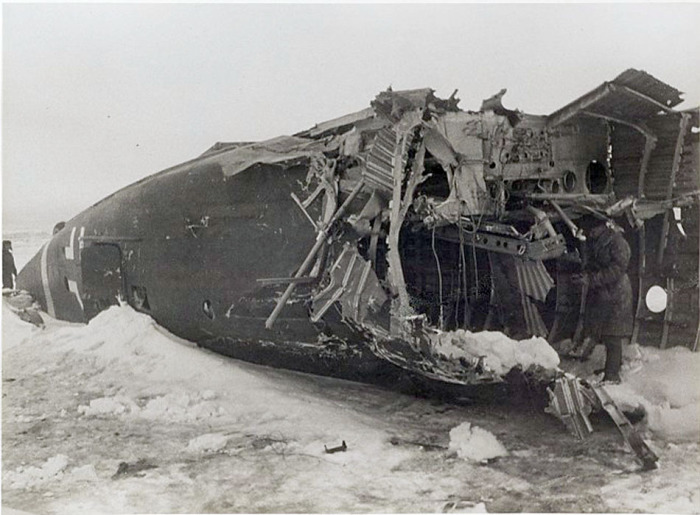 У сбитого транспортного самолета. Сталинград, 1942-1943 год.