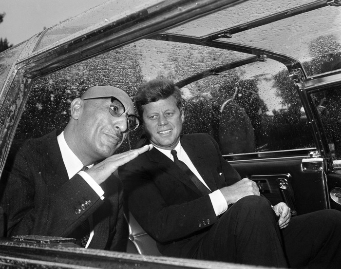 Король Афганистана Мохаммад Захир Шаха ведет переговоры с президентом США Джоном Кеннеди в автомобиле.