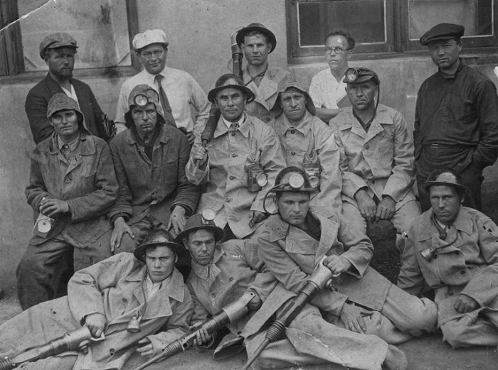 Группа шахтеров шахты Северная, в период внедрения отбойных молотков. Начало 30-х годов. 