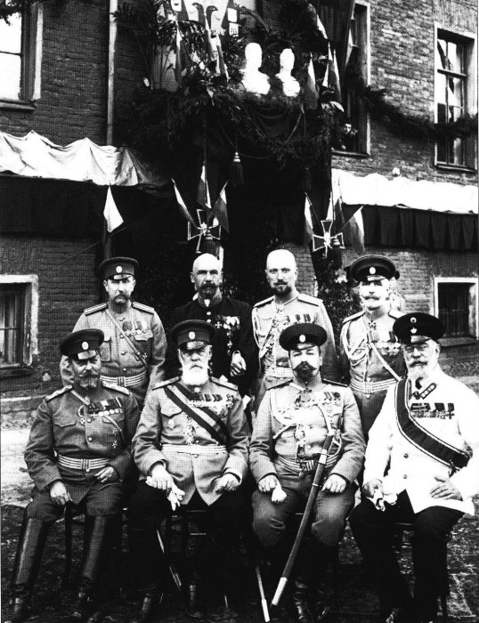 Группа офицеров лейб-гвардии Егерского полка в день празднования 100-летия Кульмской битвы. Россия, 1913 год. 