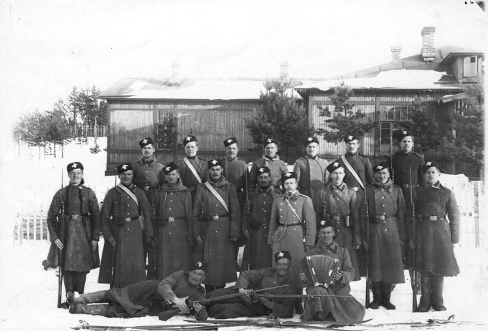 Группа солдат 2-го Царскосельского стрелкового батальона, проходящих учения при 1-ой Петербургской императора Александра III бригаде отдельного корпуса пограничной стражи. 