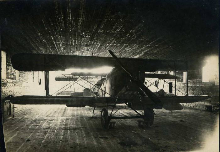 Самолет стоящий в ангаре на ремонте, поврежденный при посадке. Летом 1923 года.