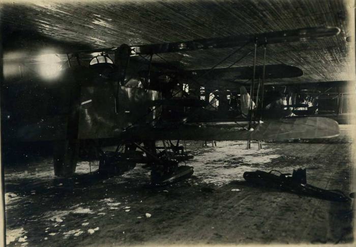 Самолет поврежденный при посадке. Зимой 1924 года. 