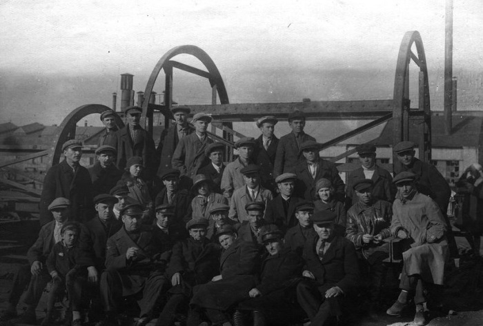 Рабочие завода на Красной горке. Кемеровский рудник,1925 год. 