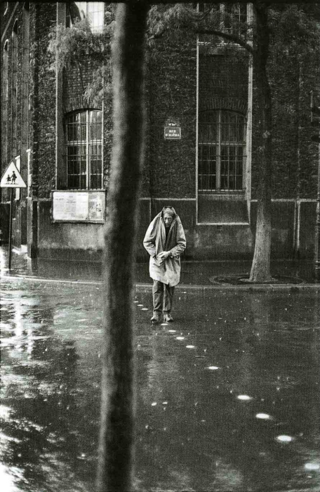 Швейцарский скульптор, живописец и график Альберто Джакометти во время прогулки под дождем. Франция, 1961 год. 
