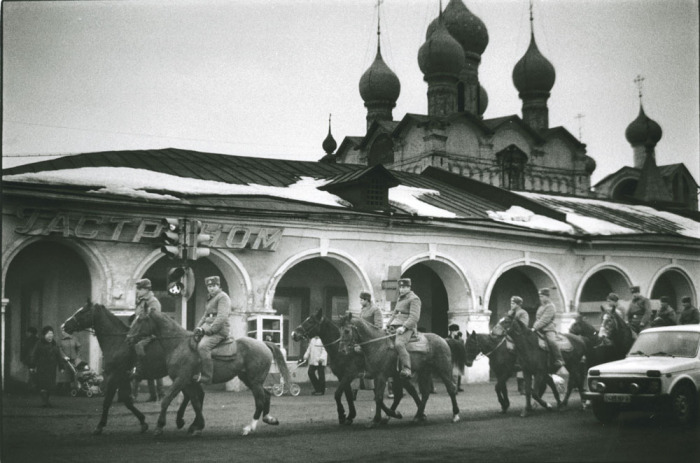 Солдаты, едущие на лошадях по улице. СССР, 1989 год.
