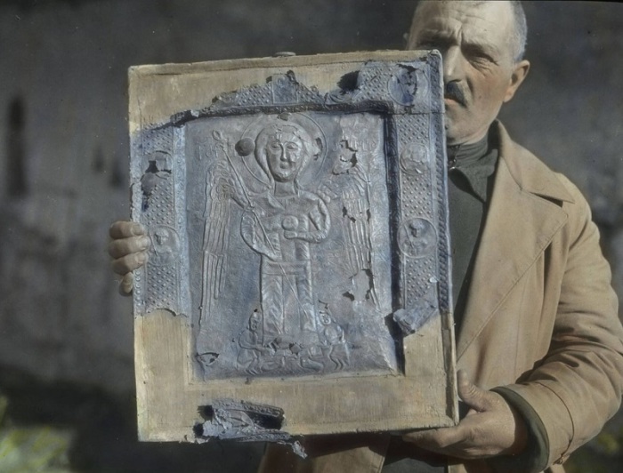 Мужчина держит икону XII века из церкви Богородицы в Ушгули. Сванетия, 1929 год. 