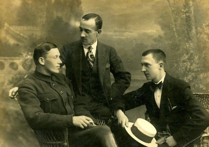 Трое молодых офицеров в гражданском. Ленинград, 1918 год. 