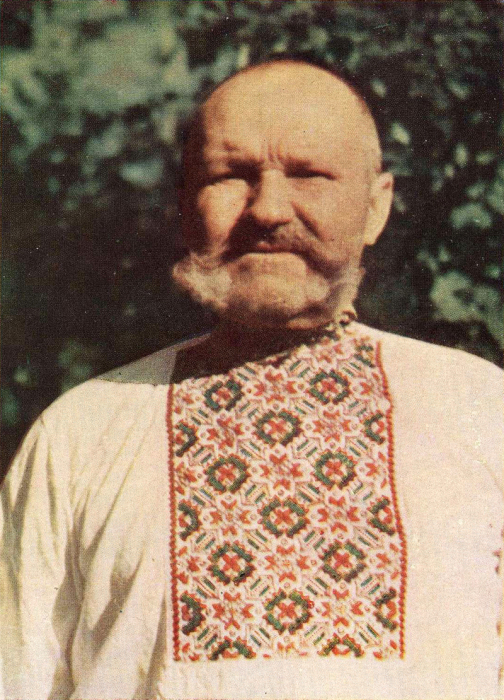 Пожилой человек в сорочке с вышитой гладью манишкой. Село Лисовичи, Таращанский район, Киевская область, 1957 год.