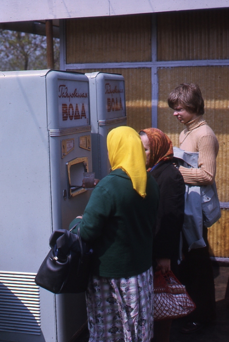 Аппараты для продажи газированной воды. СССР, Москва, май 1971 года.
