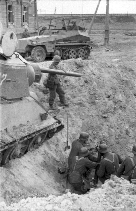 Солдаты во рве стреляющие с гранатомета. Лето 1941 года. 