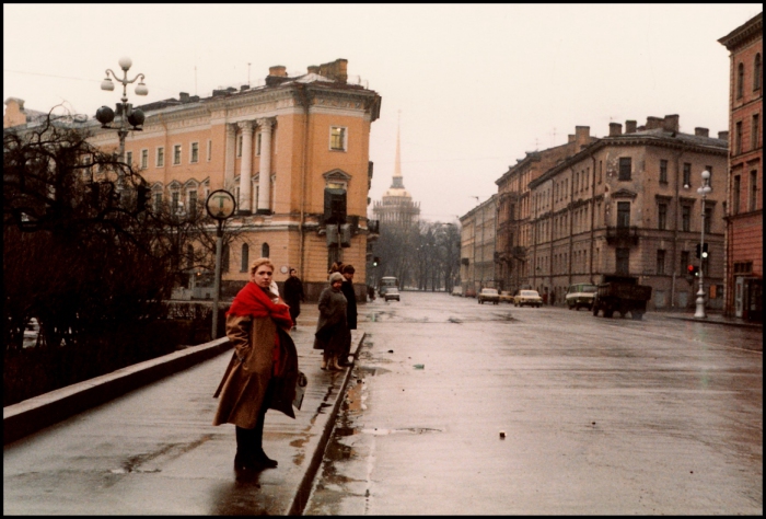 Туристка на фоне здания Главного Адмиралтейства. СССР, Ленинград, 1985 год.
