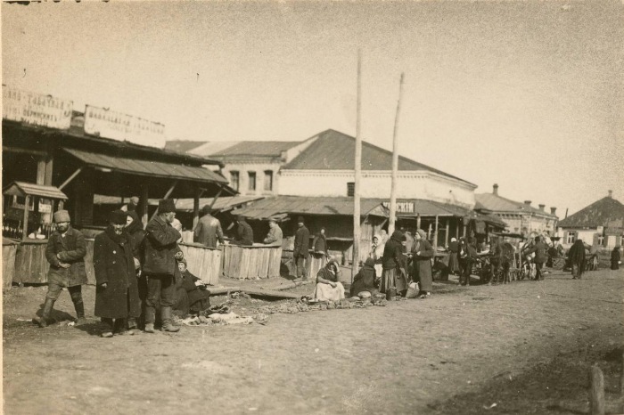 Опустевший рынок на улице в Смеле. 1918 год. 