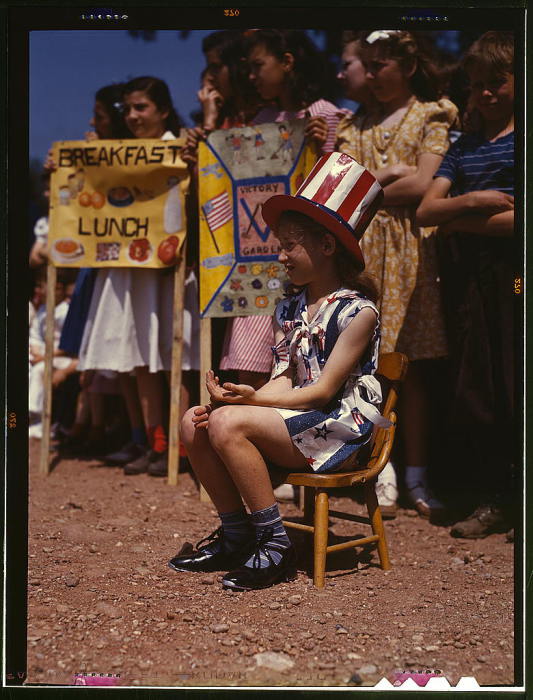 Игры, проводимые для детей во время ярмарки. США, май 1942 года. Автор: Fenno Jacobs.