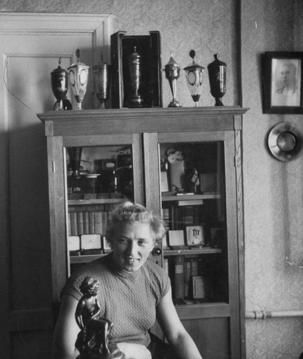 Спортсменка Галина Зыбина отдыхающая у себя дома. СССР, Москва, 1956 год.