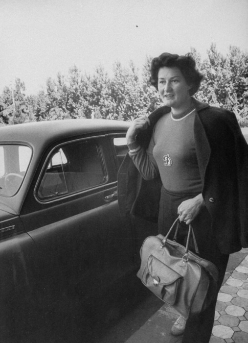 Спортсменка Нина Думбадзе идущая на тренировку.  СССР, Москва, 1956 год.