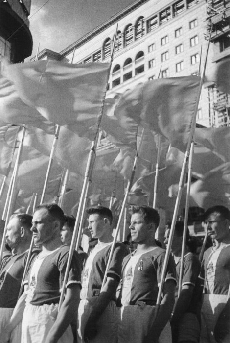 Спортсмены на первомайском параде в Москве. СССР, Москва, 1937 год.